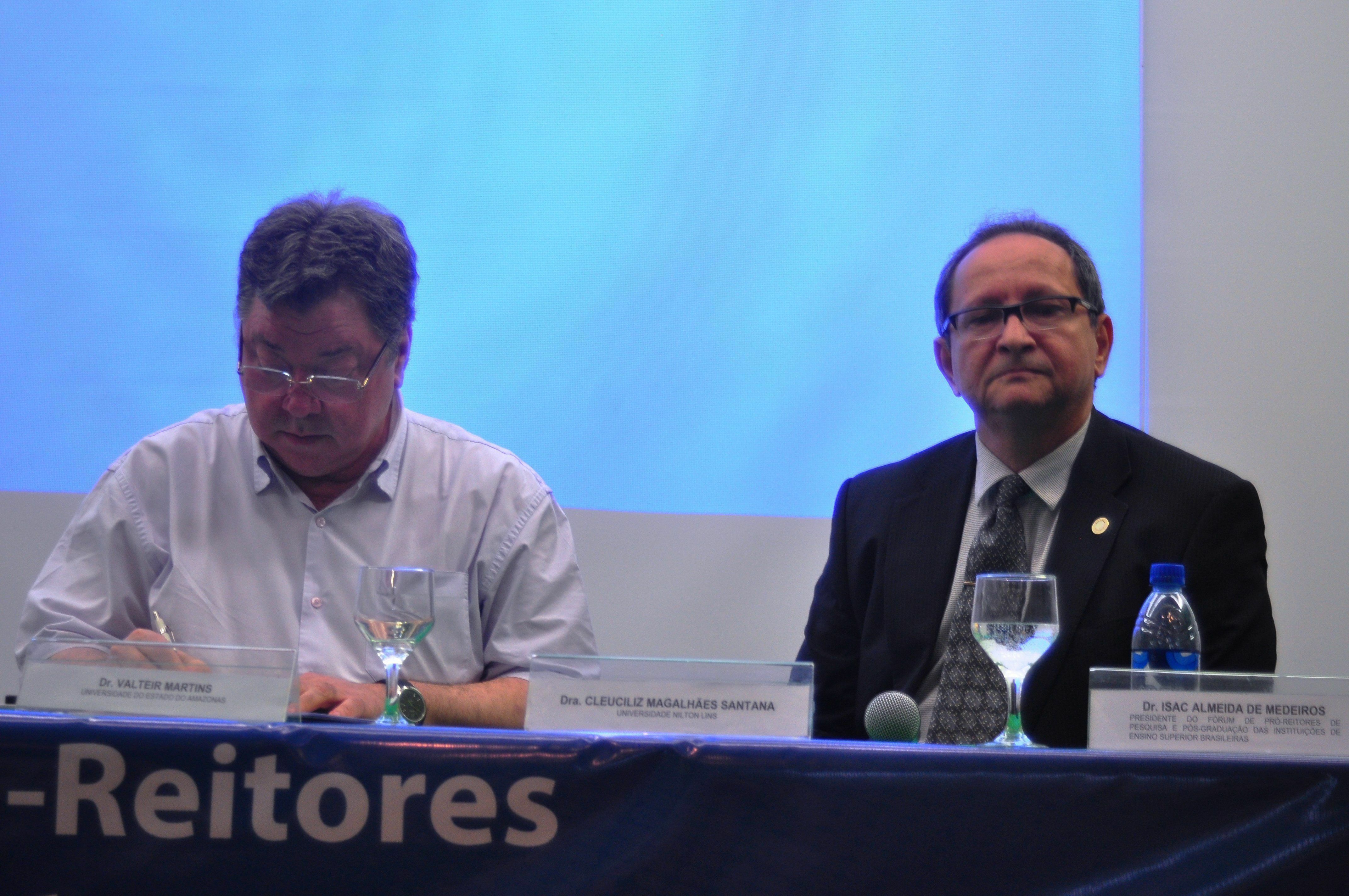 Da esquerda para a direita: professores Drs. Adalberto Val e Gilson Monteiro. Monteiro falou sobre uma nova perspectiva para a formação no ensino básico.